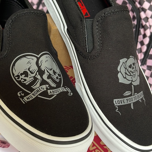 Vans Men’s Classic Slip-0n
Love You To Death Black/True Wht
VN0A5JMH6BT
Sneakers - Picture 9 of 16